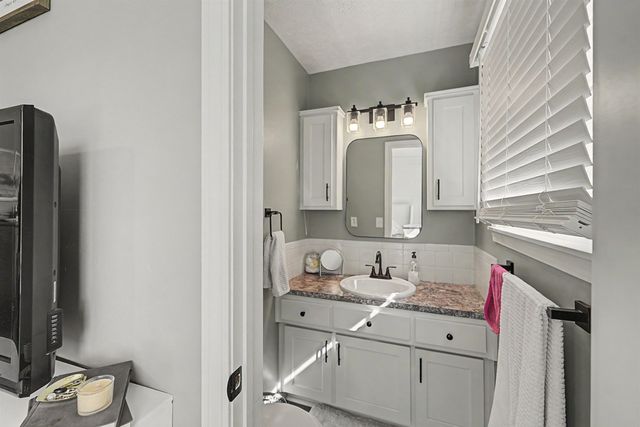 2814 Linda Ln, Salina, KS 67401