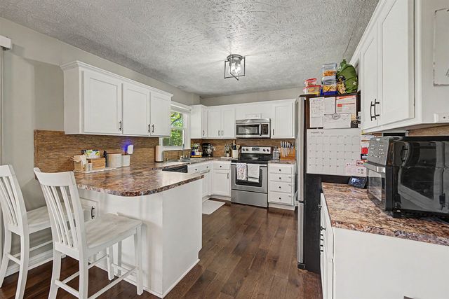 2814 Linda Ln, Salina, KS 67401