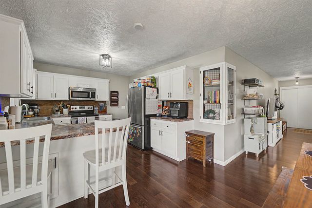 2814 Linda Ln, Salina, KS 67401