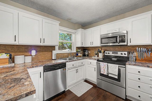 2814 Linda Ln, Salina, KS 67401
