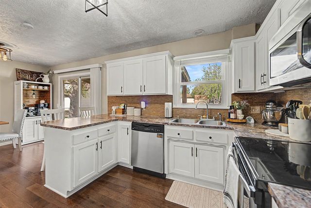 2814 Linda Ln, Salina, KS 67401