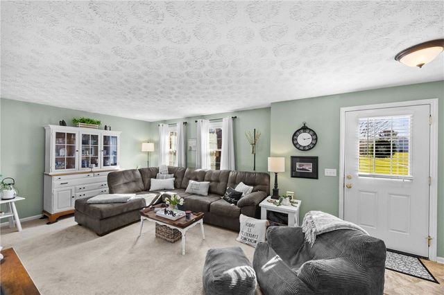 35 Summit Knolls Drive, Webster, NY 14580