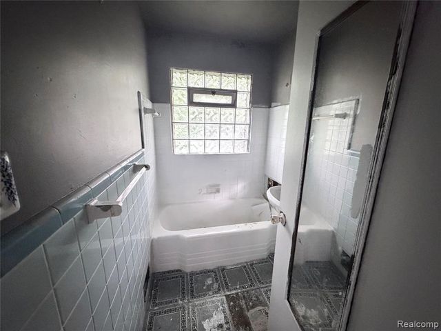 318 E Myrtle Avenue, Flint, MI 48505