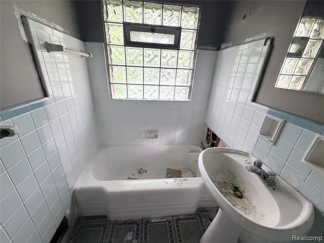 318 E Myrtle Avenue, Flint, MI 48505