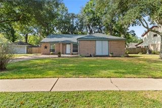 1207 Yorkshire Drive, Friendswood, TX 77546