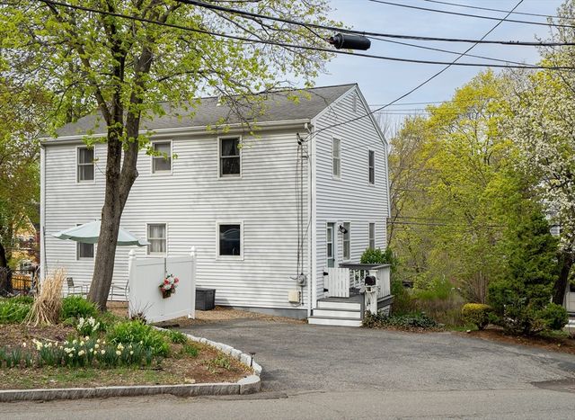 17 John St, Reading, MA 01867