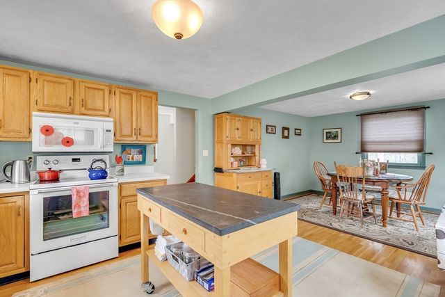 17 John St, Reading, MA 01867