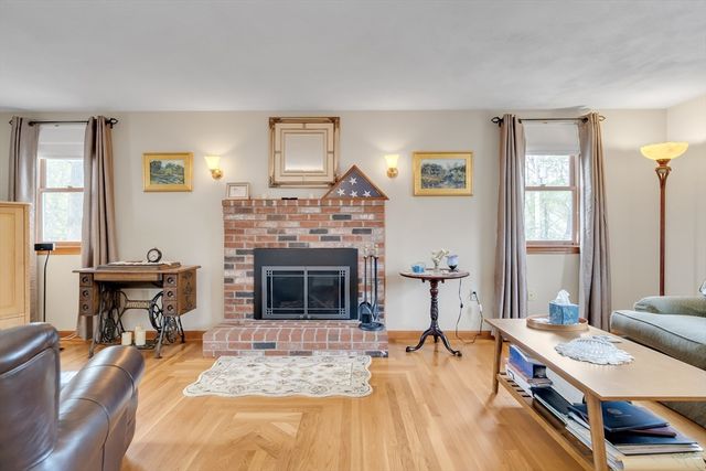 17 John St, Reading, MA 01867