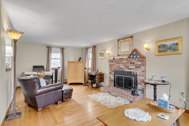 17 John St, Reading, MA 01867