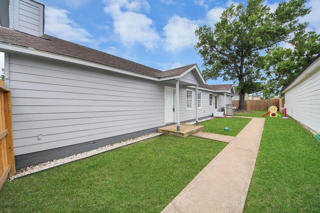 13826 Northlake Drive, Houston, TX 77049