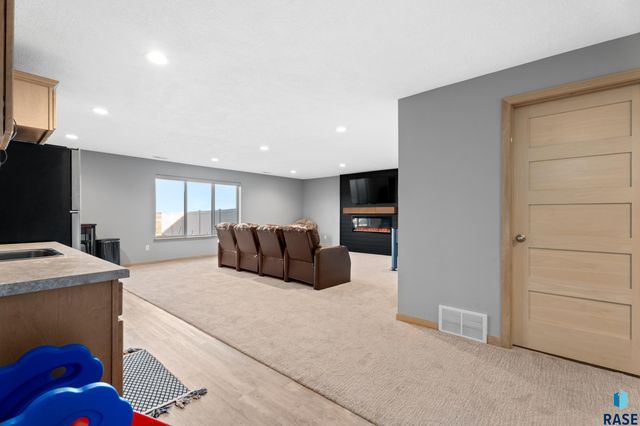 2309 S Sadie Ave Avenue, Sioux Falls, SD 57106