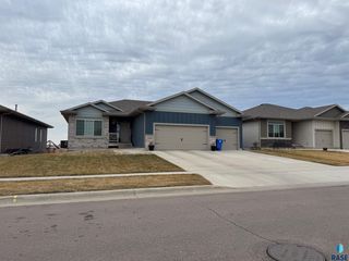 2309 S Sadie Ave Avenue, Sioux Falls, SD 57106