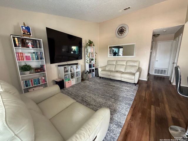 5212 Meadow Fld Apt 4, San Antonio, TX 78250