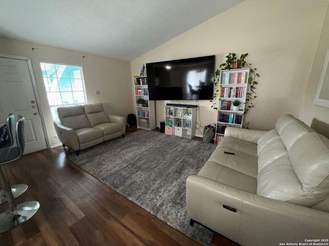 5212 Meadow Fld Apt 4, San Antonio, TX 78250