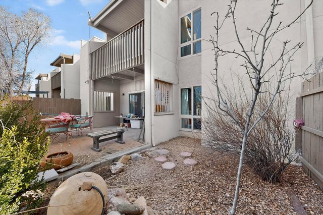 151 Calle Ojo Feliz J, Santa Fe, NM 87505