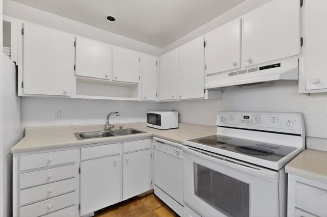 151 Calle Ojo Feliz J, Santa Fe, NM 87505