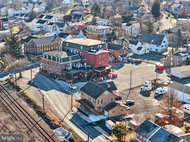 22 W FRONT ST, Alburtis, PA 18011