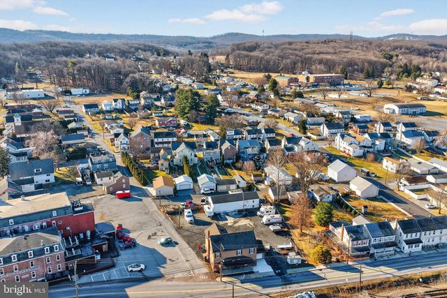 22 W FRONT ST, Alburtis, PA 18011