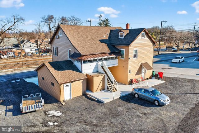 22 W FRONT ST, Alburtis, PA 18011