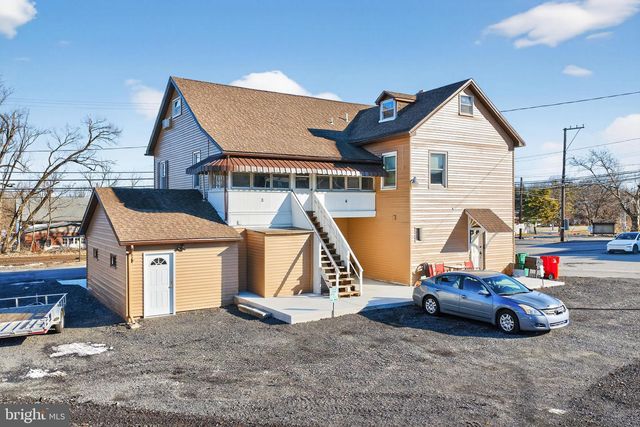 22 W FRONT ST, Alburtis, PA 18011