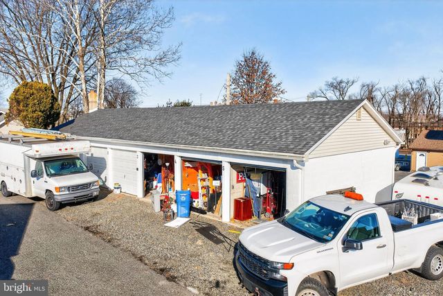 22 W FRONT ST, Alburtis, PA 18011