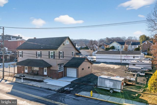 22 W FRONT ST, Alburtis, PA 18011