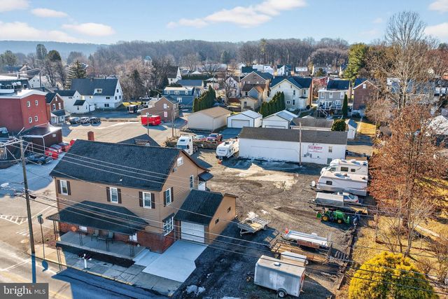 22 W FRONT ST, Alburtis, PA 18011