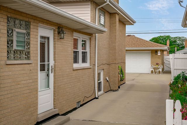 8510 S Komensky Avenue, Chicago, IL 60652