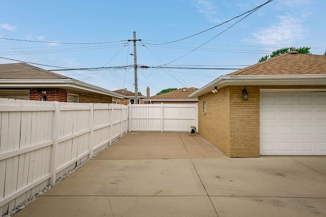 8510 S Komensky Avenue, Chicago, IL 60652