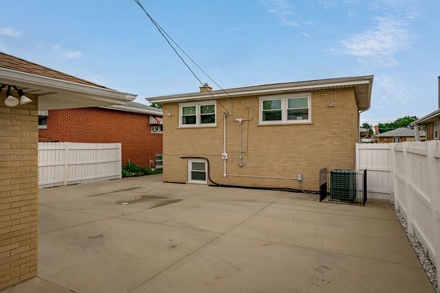 8510 S Komensky Avenue, Chicago, IL 60652
