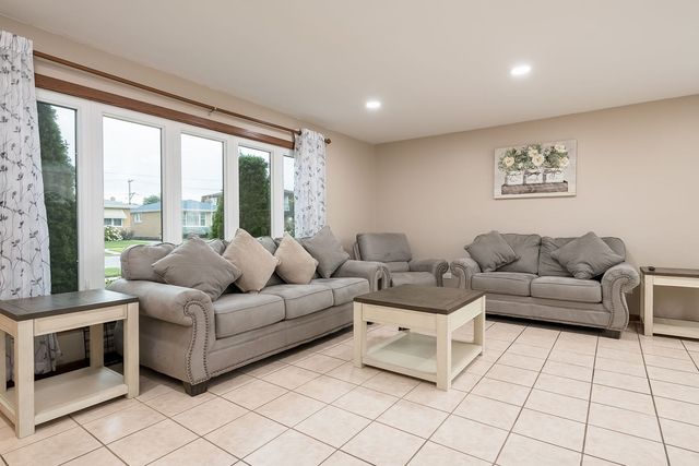 8510 S Komensky Avenue, Chicago, IL 60652