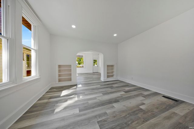 823 Monroe Avenue, Evansville, IN 47713