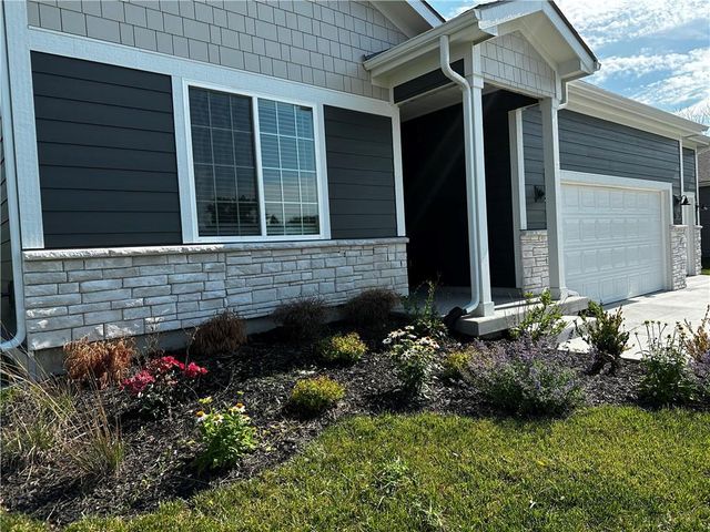 309 SW Hawthorne Court, Blue Springs, MO 64014