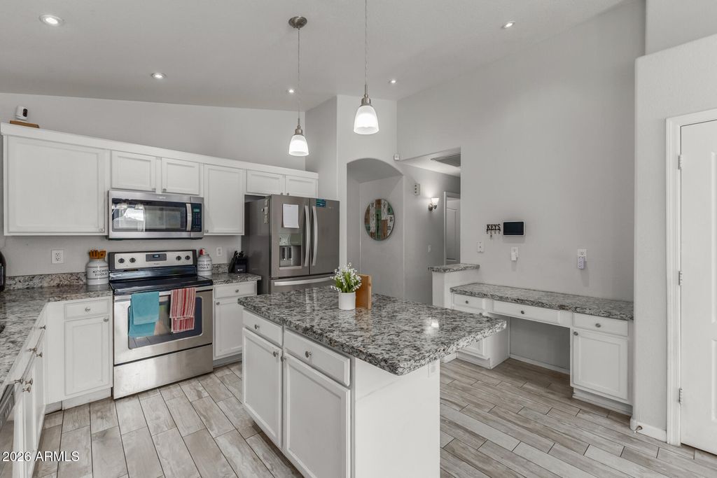 Image 6 of property listing at 2403 E Rosemonte Drive, Phoenix, AZ 85050