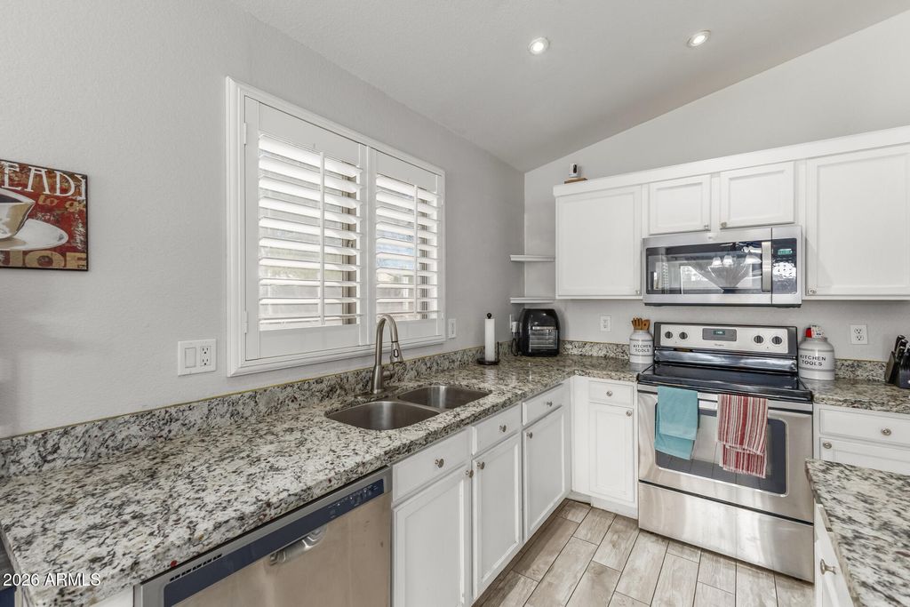 Image 8 of property listing at 2403 E Rosemonte Drive, Phoenix, AZ 85050