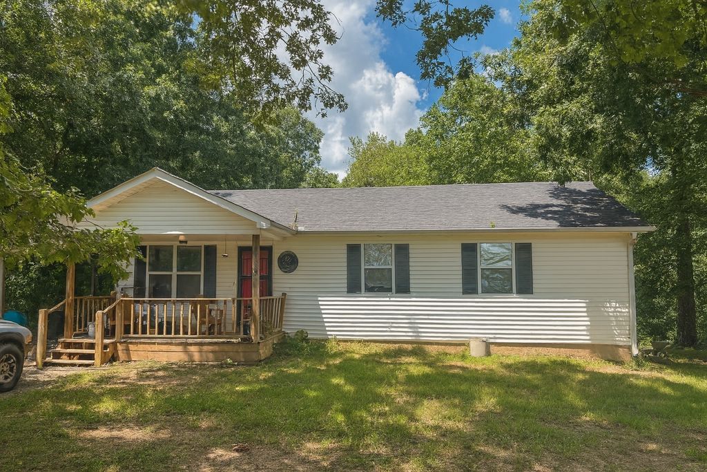 193 A W Schmidt Rd, Tennessee Ridge, TN 37178