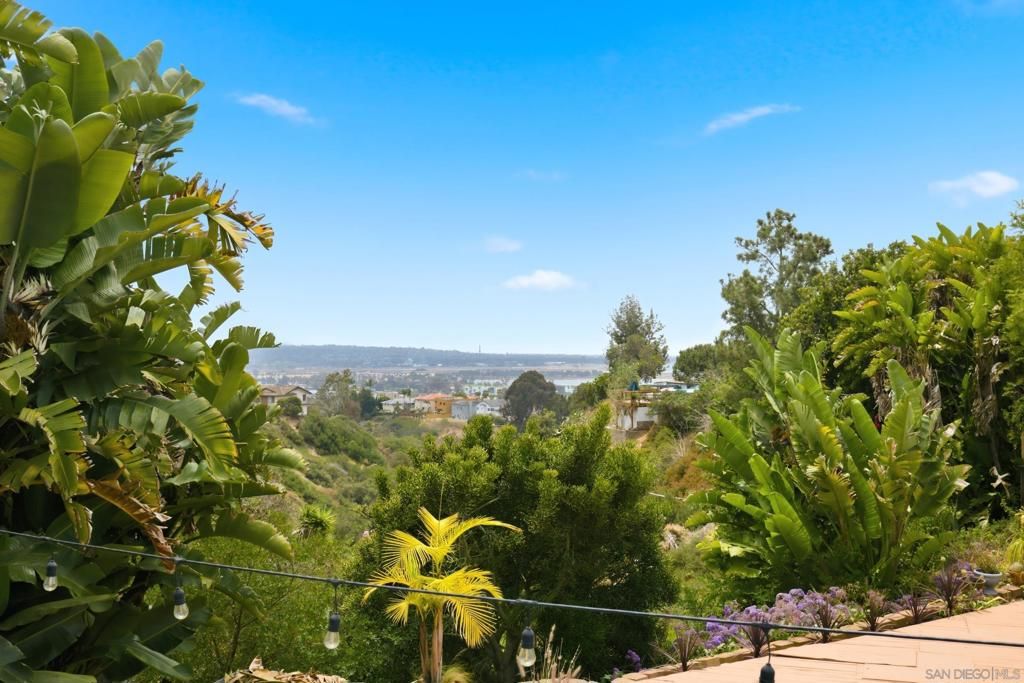 Image 6 of property listing at 4639 Iroquois Ave, San Diego, CA 92117
