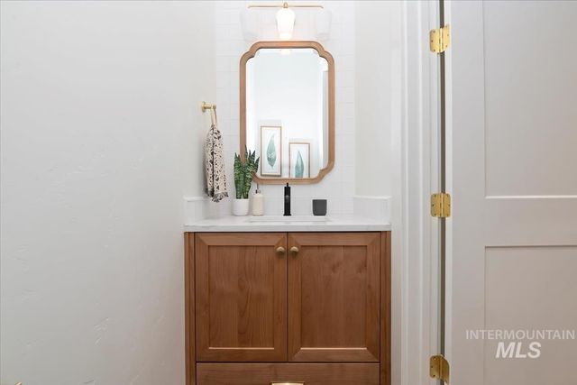 196 N Timber Wolf Pl, Eagle, ID 83616