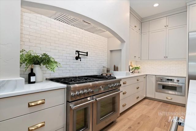 196 N Timber Wolf Pl, Eagle, ID 83616