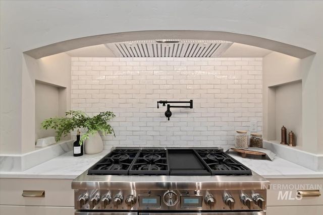 196 N Timber Wolf Pl, Eagle, ID 83616