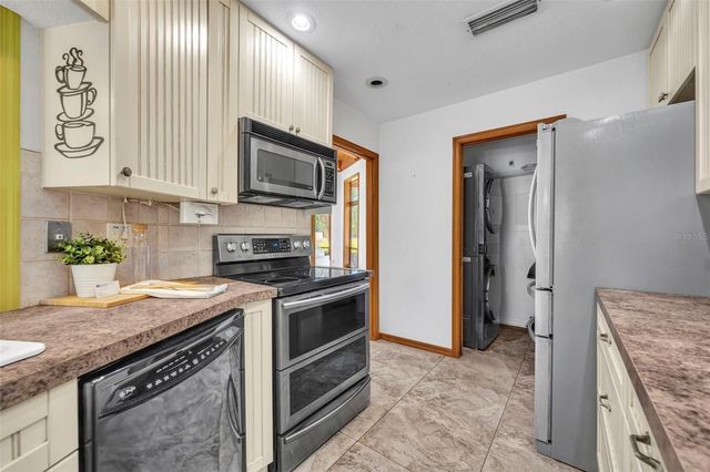 495 1ST STREET, Geneva, FL 32732