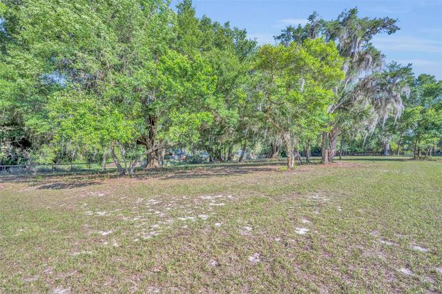 495 1ST STREET, Geneva, FL 32732