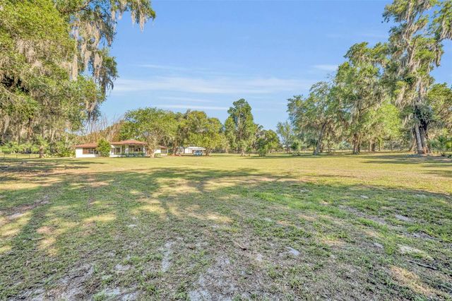 495 1ST STREET, Geneva, FL 32732
