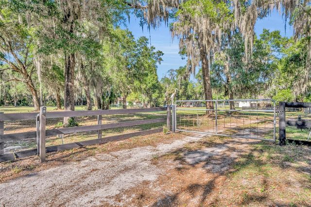 495 1ST STREET, Geneva, FL 32732