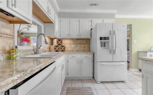 1556 Bunsen DR, Virginia Beach, VA 23454