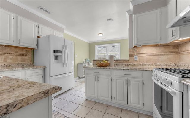 1556 Bunsen DR, Virginia Beach, VA 23454