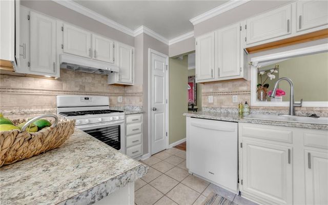 1556 Bunsen DR, Virginia Beach, VA 23454