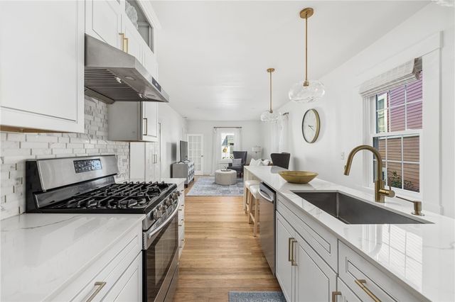 17 Old Beach Road, Newport, RI 02840