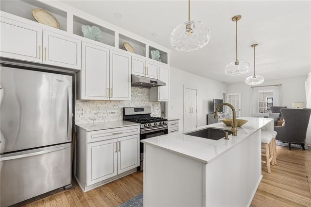 17 Old Beach Road, Newport, RI 02840