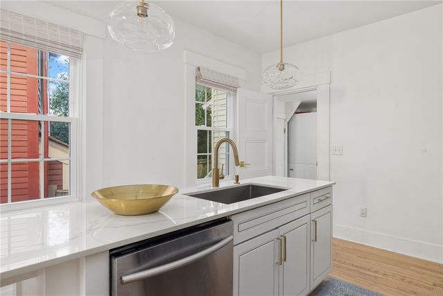 17 Old Beach Road, Newport, RI 02840